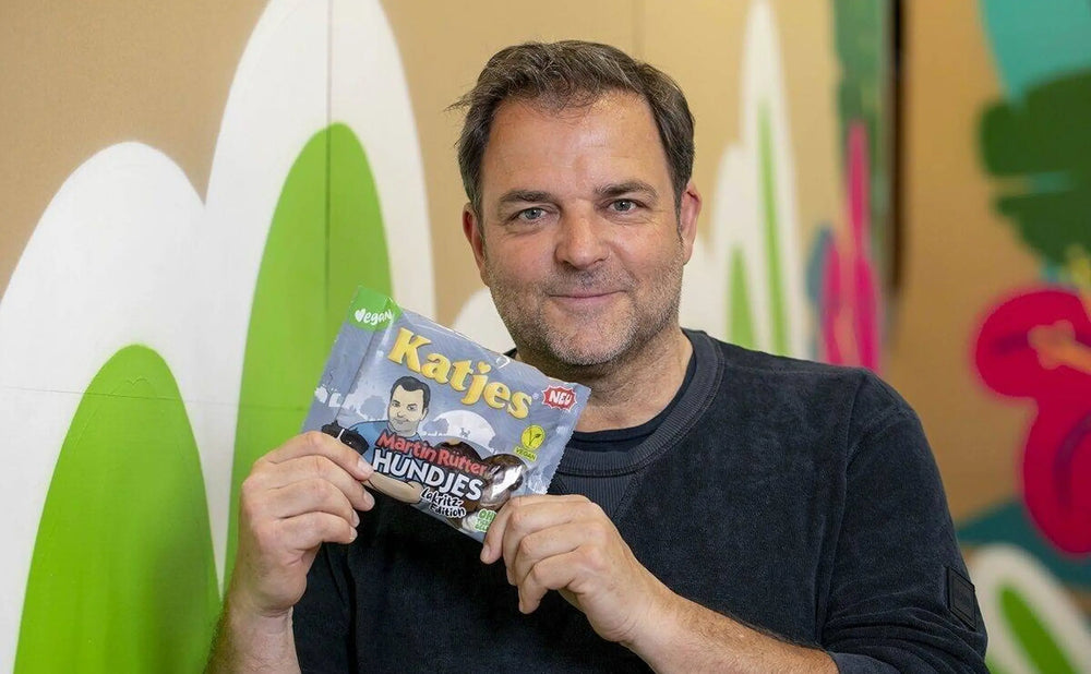 Martin Rütter präsentieren auf der ISM das neue vegane Lakritz „Hundjes“